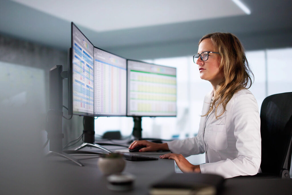 behavioral health professional using patient engagement behavioral health EHR to improve patient outcomes.